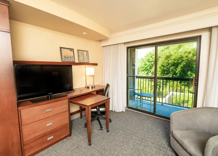 Courtyard By Marriott Kingston